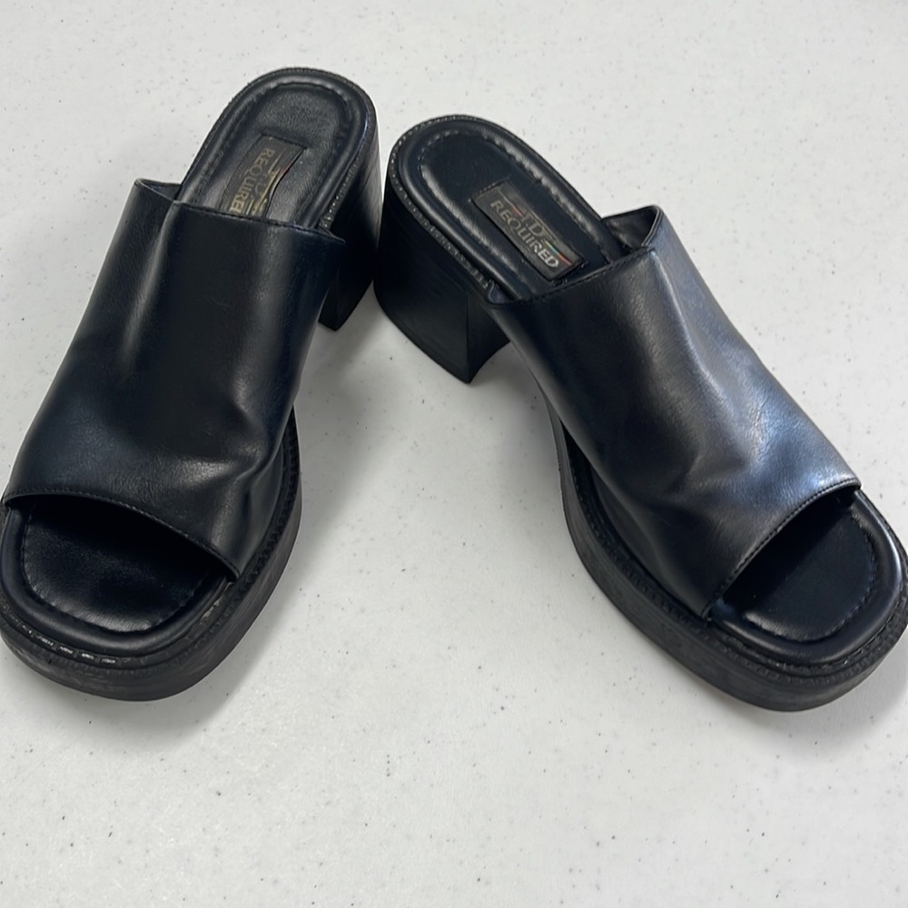 Women’s black clogs - Picture 2 of 5